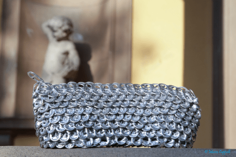 pochette realizzata con linguette delle lattine