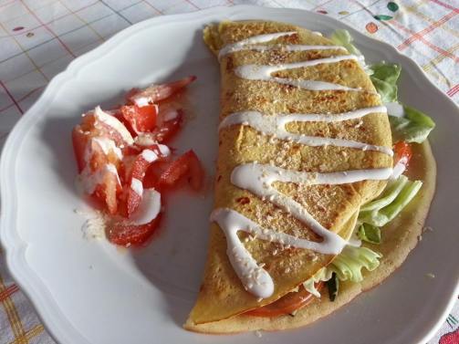 crepe con pomodori e insalata