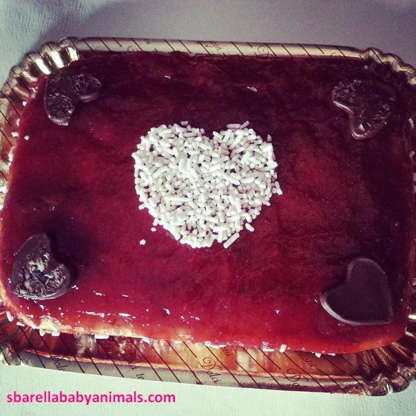 torta morbida vanigliata e marmellata di fragole