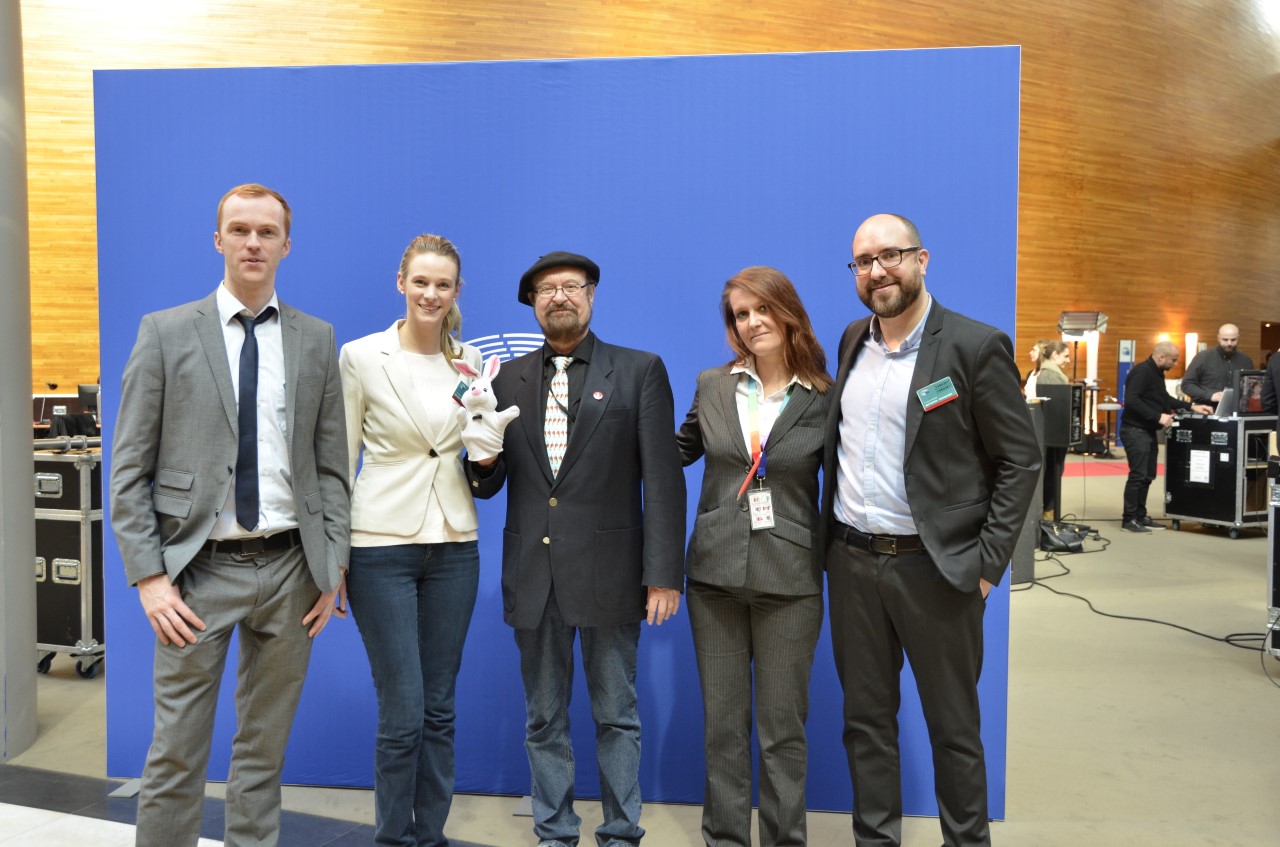 thumbnail_Stefan_Eck con una delegazione ANIMAL EQUALITY.jpg